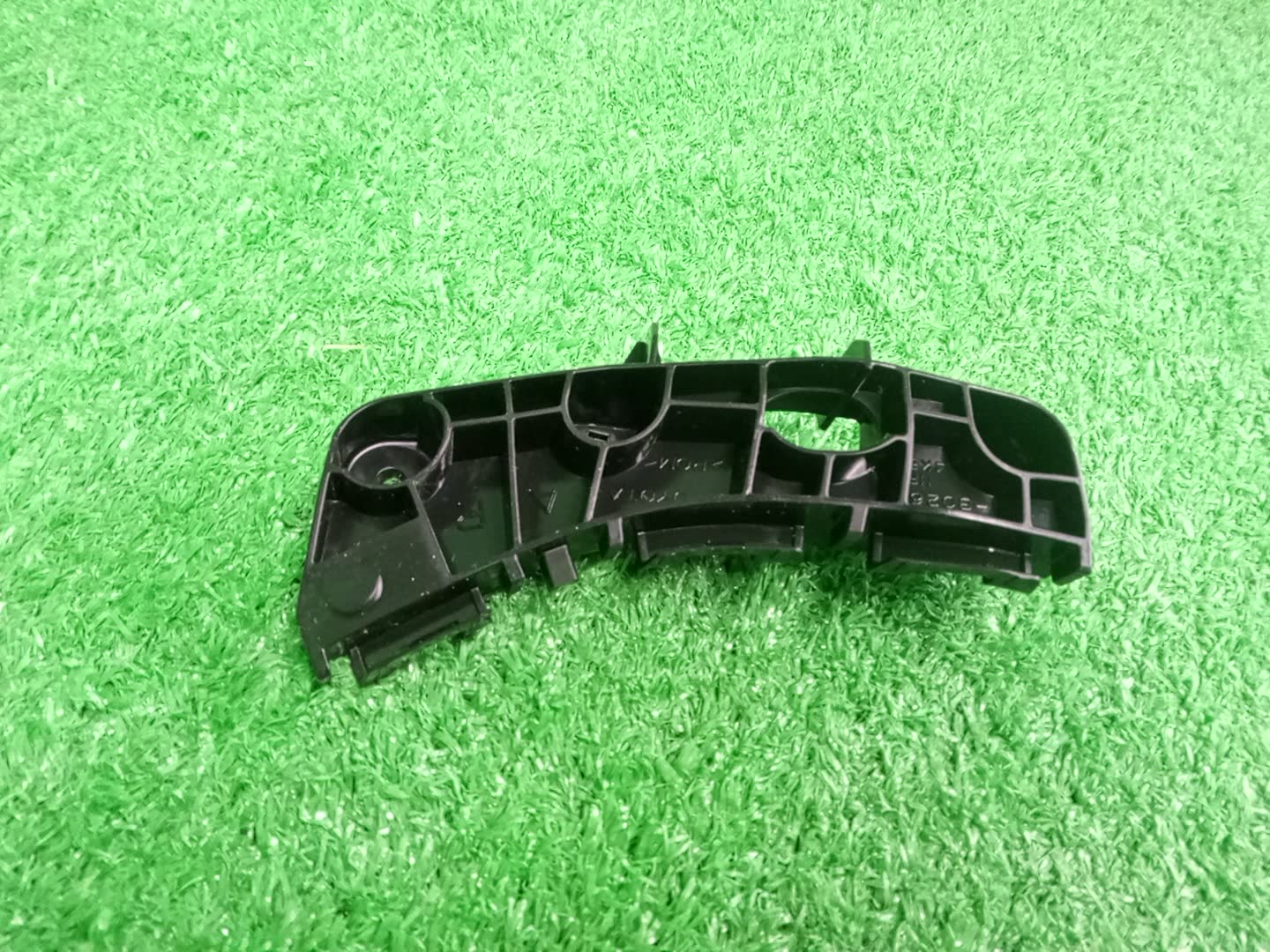 Крепление бампера правое переднее TOYOTA CROWN AWS210 52535-30261 1 ракурс