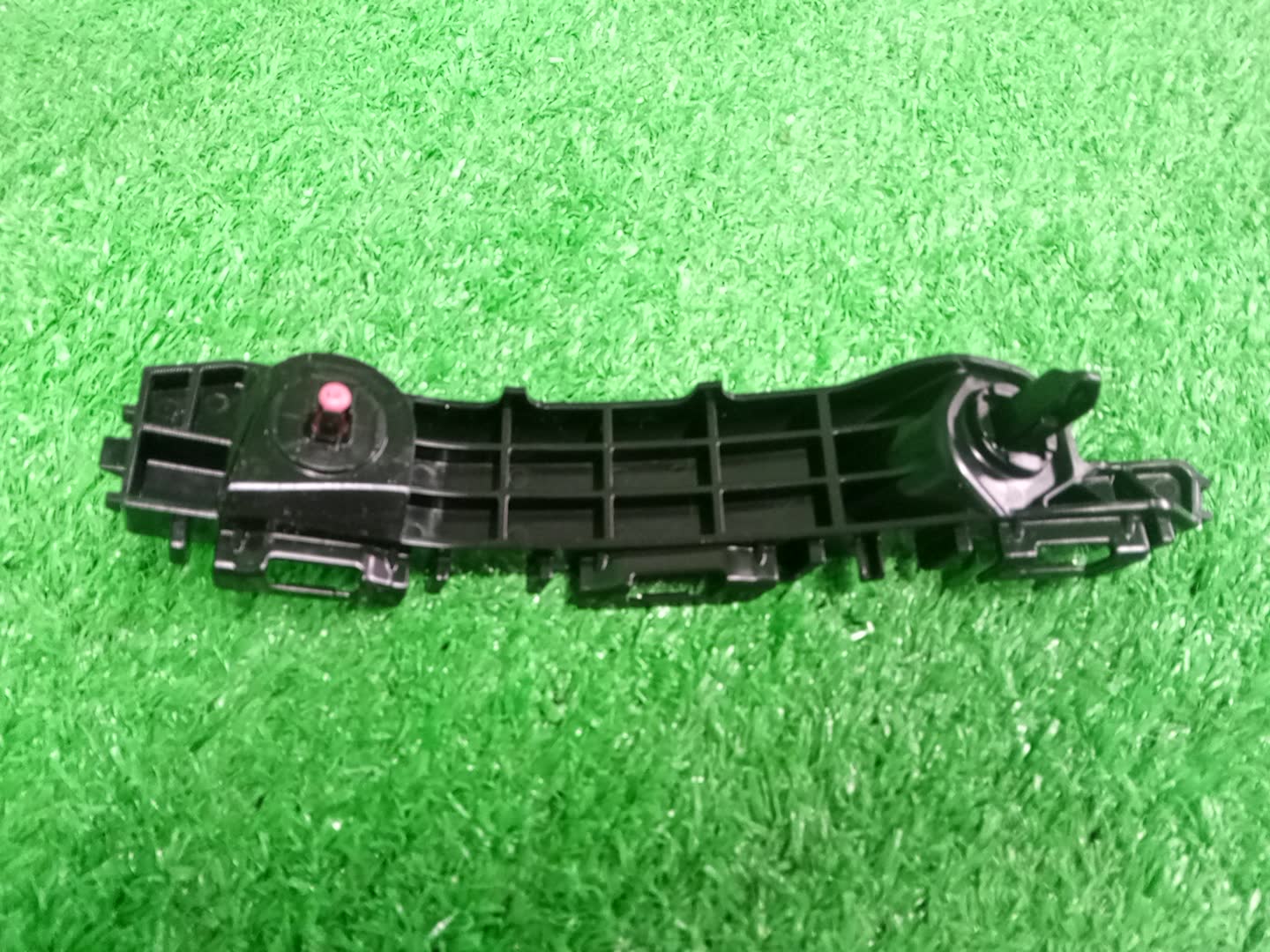 Крепление бампера правое переднее TOYOTA YARIS MXPH10, MXPH15, KSP210, MXPA10, MXPA15 52535-K0030 2 ракурс