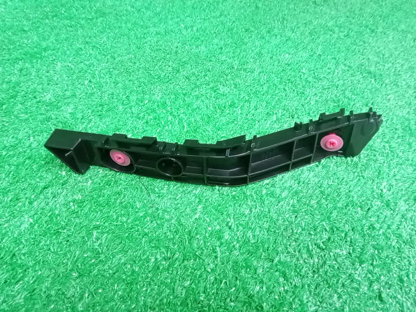 Крепление бампера правое переднее TOYOTA YARIS CROSS MXPJ10, MXPJ15, MXPB10, MXPB15 52535-52210 1 ракурс