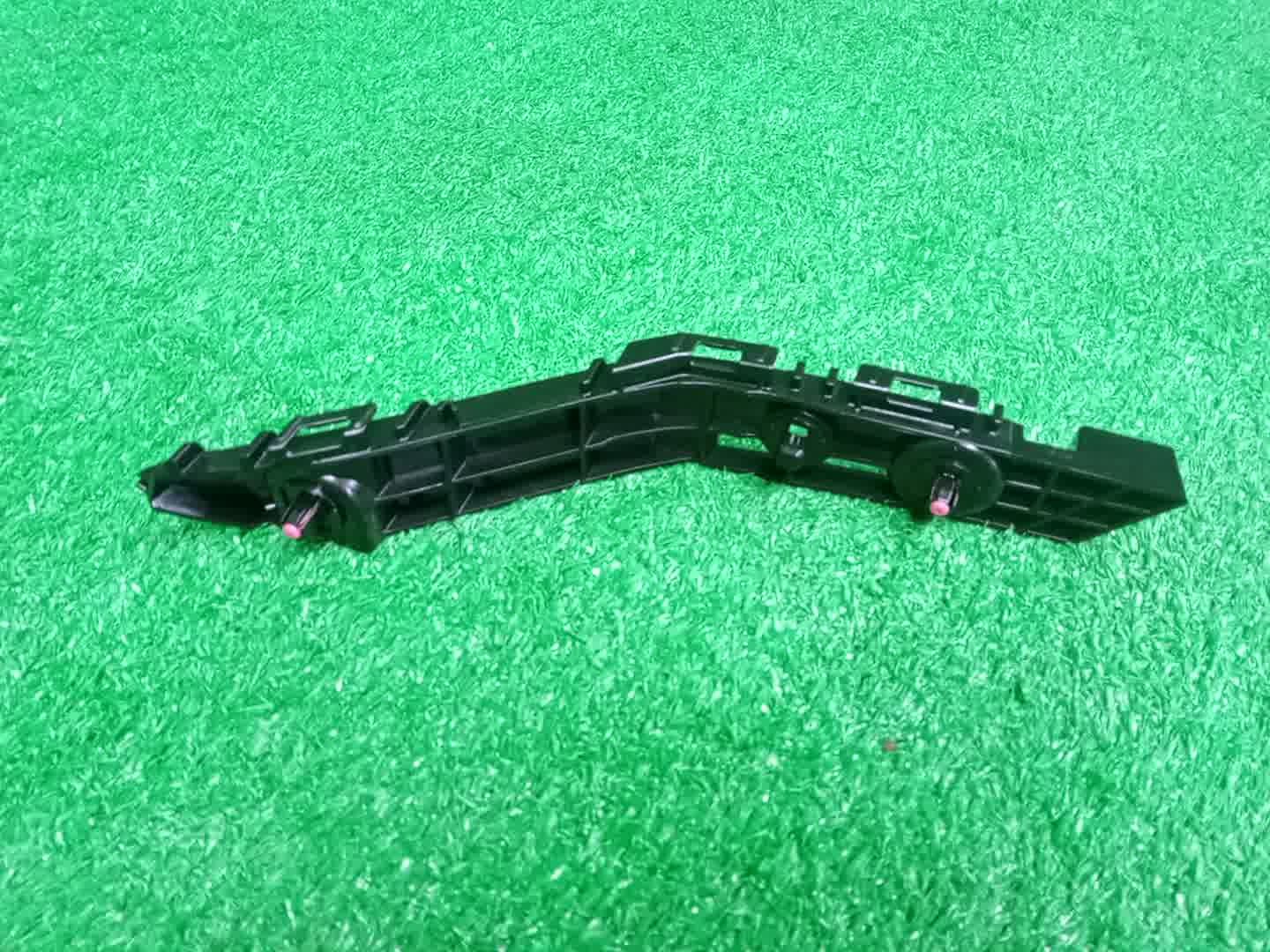 Крепление бампера правое переднее TOYOTA YARIS CROSS MXPJ10, MXPJ15, MXPB10, MXPB15 52535-52210 2 ракурс