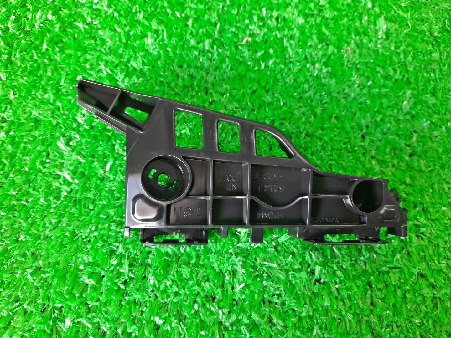 Крепление бампера правое переднее TOYOTA SIENTA NSP170G 52143-52220 1 ракурс