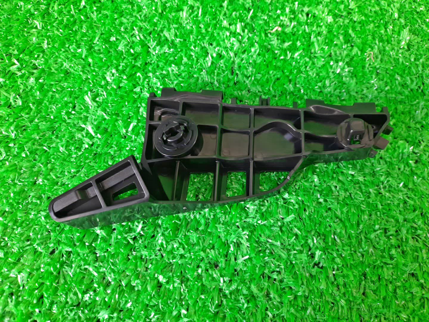 Крепление бампера правое переднее TOYOTA SIENTA NSP170G 52143-52220 3 ракурс