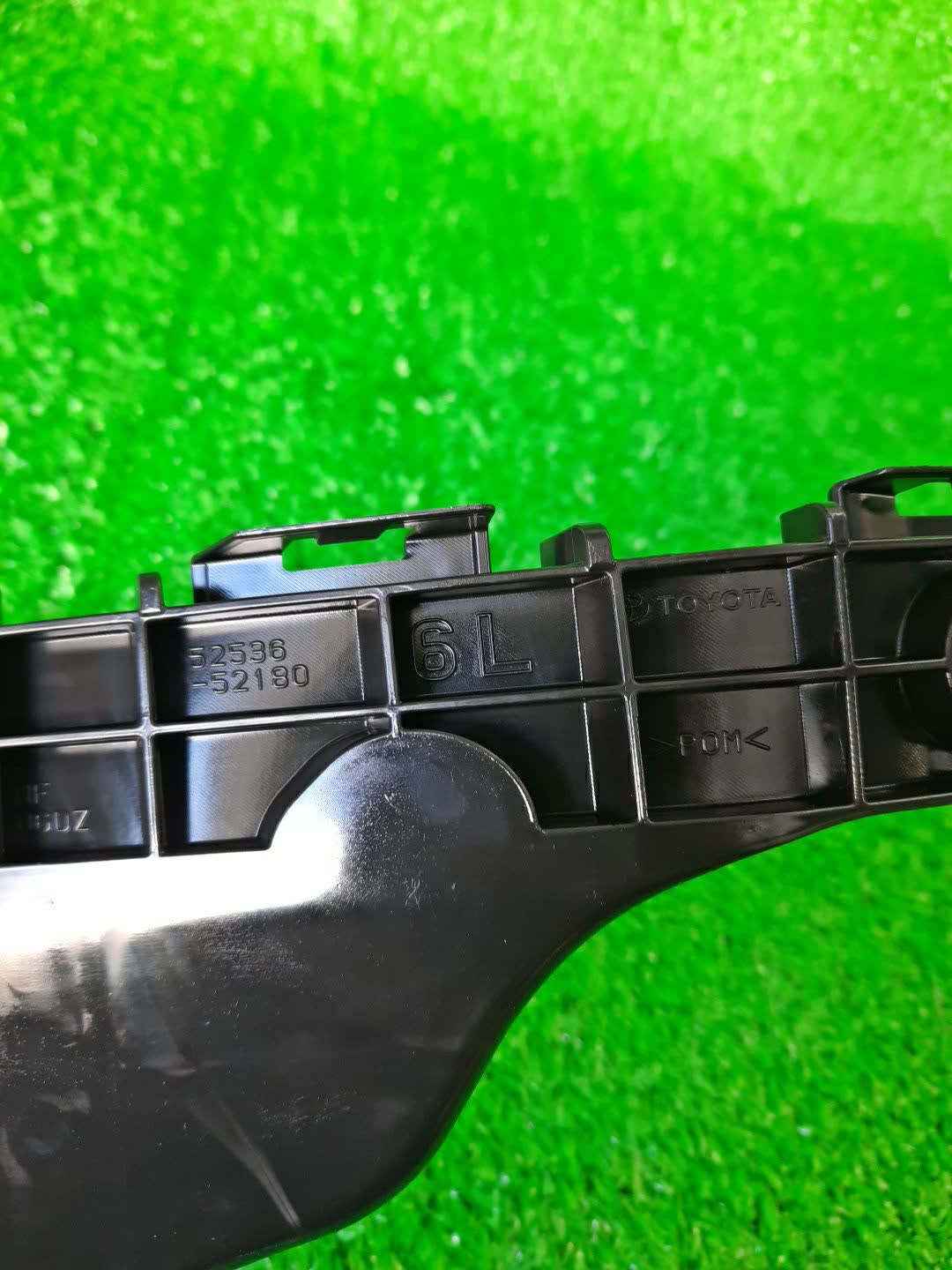 Крепление бампера левое переднее TOYOTA AQUA NHP10 52536-52180 2 ракурс