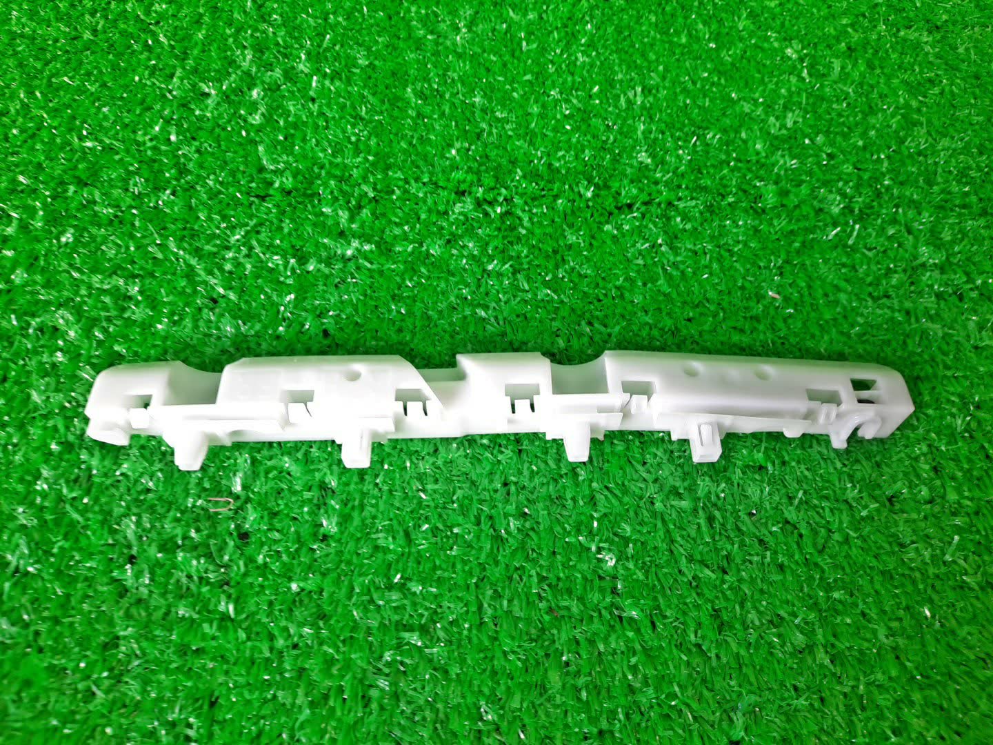 Крепление бампера правое переднее NISSAN DELICA D3, NV200 BM20, M20 62224-JX00A 1 ракурс