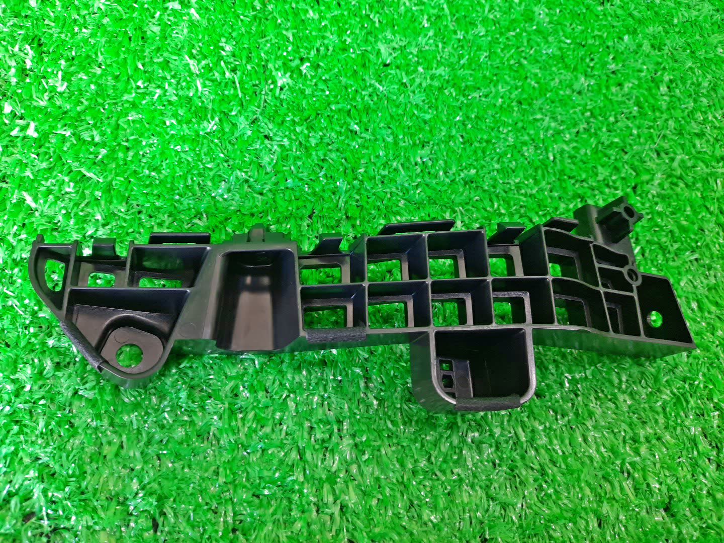 Крепление бампера левое переднее SUZUKI ESCUDO YD21S 71732-54P00 1 ракурс