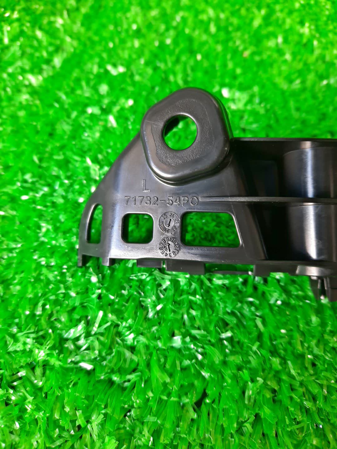 Крепление бампера левое переднее SUZUKI ESCUDO YD21S 71732-54P00 3 ракурс