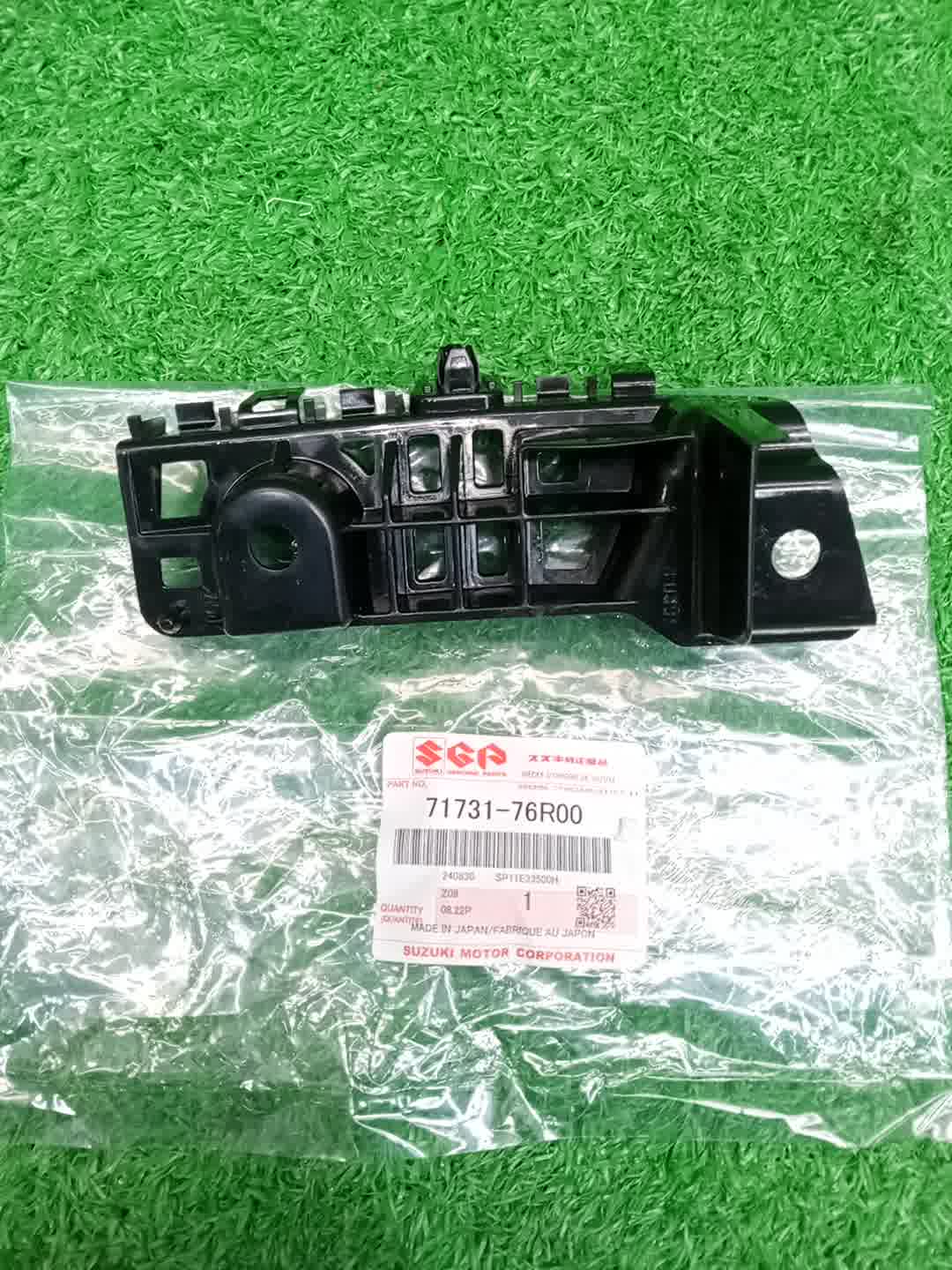 Крепление бампера правое переднее SUZUKI XBEE MN71S 71731-76R00 1 ракурс