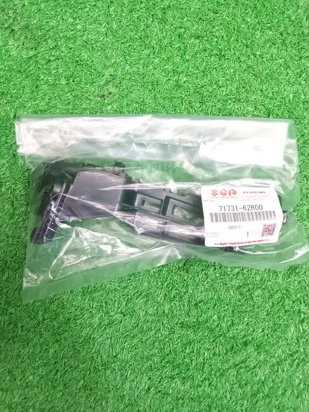 Крепление бампера правое переднее SUZUKI IGNIS FF21S 71731-62R00 1 ракурс
