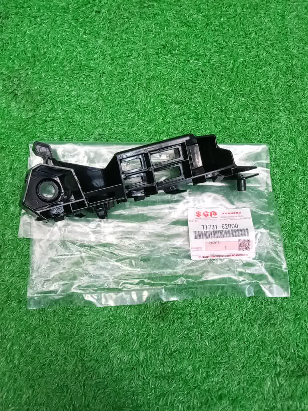 Крепление бампера правое переднее SUZUKI IGNIS FF21S 71731-62R00 2 ракурс