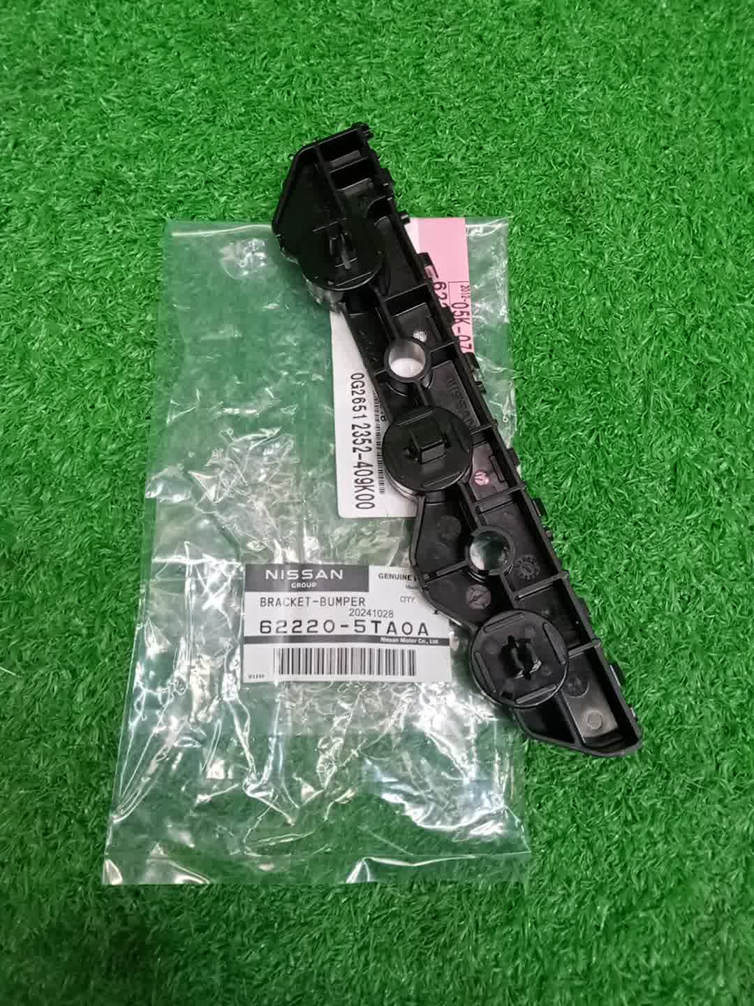 Крепление бампера правое переднее NISSAN SERENA C27 62220-5TA0A 1 ракурс