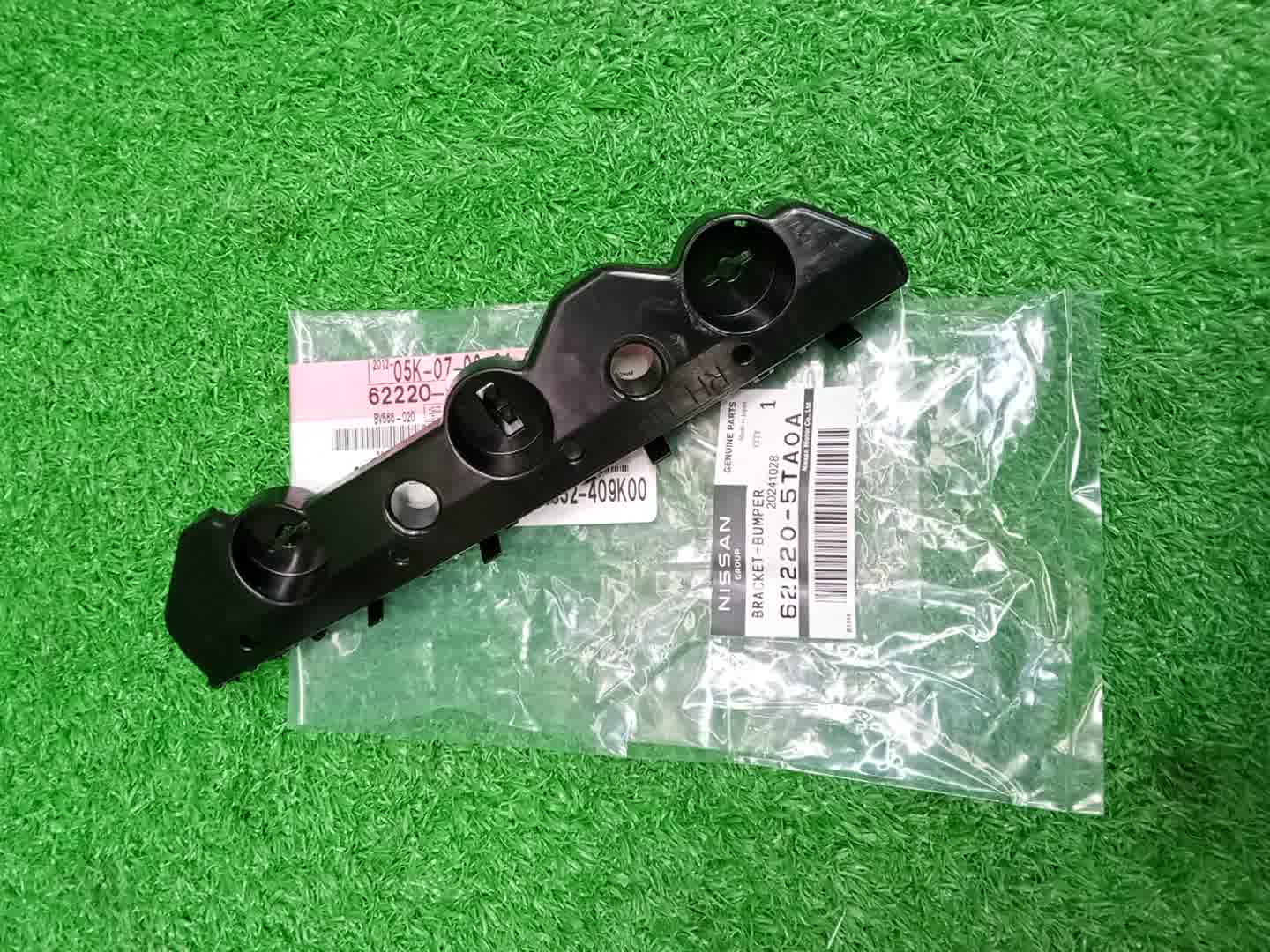 Крепление бампера правое переднее NISSAN SERENA C27 62220-5TA0A 2 ракурс