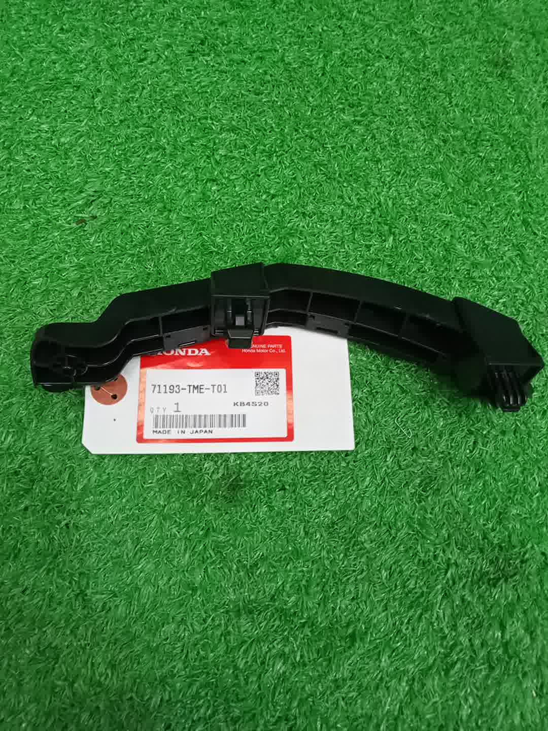 Крепление бампера правое переднее HONDA CR-V RT6 71193-TME-T01 2 ракурс