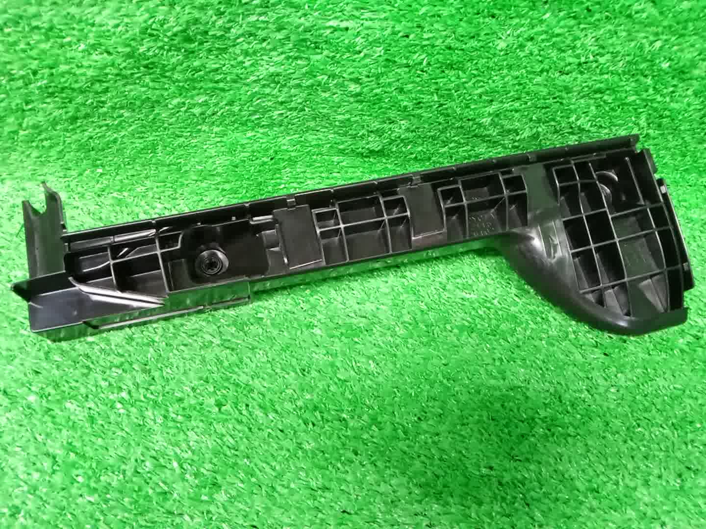 Крепление бампера правое переднее TOYOTA HIACE KDH200 52115-26102 1 ракурс