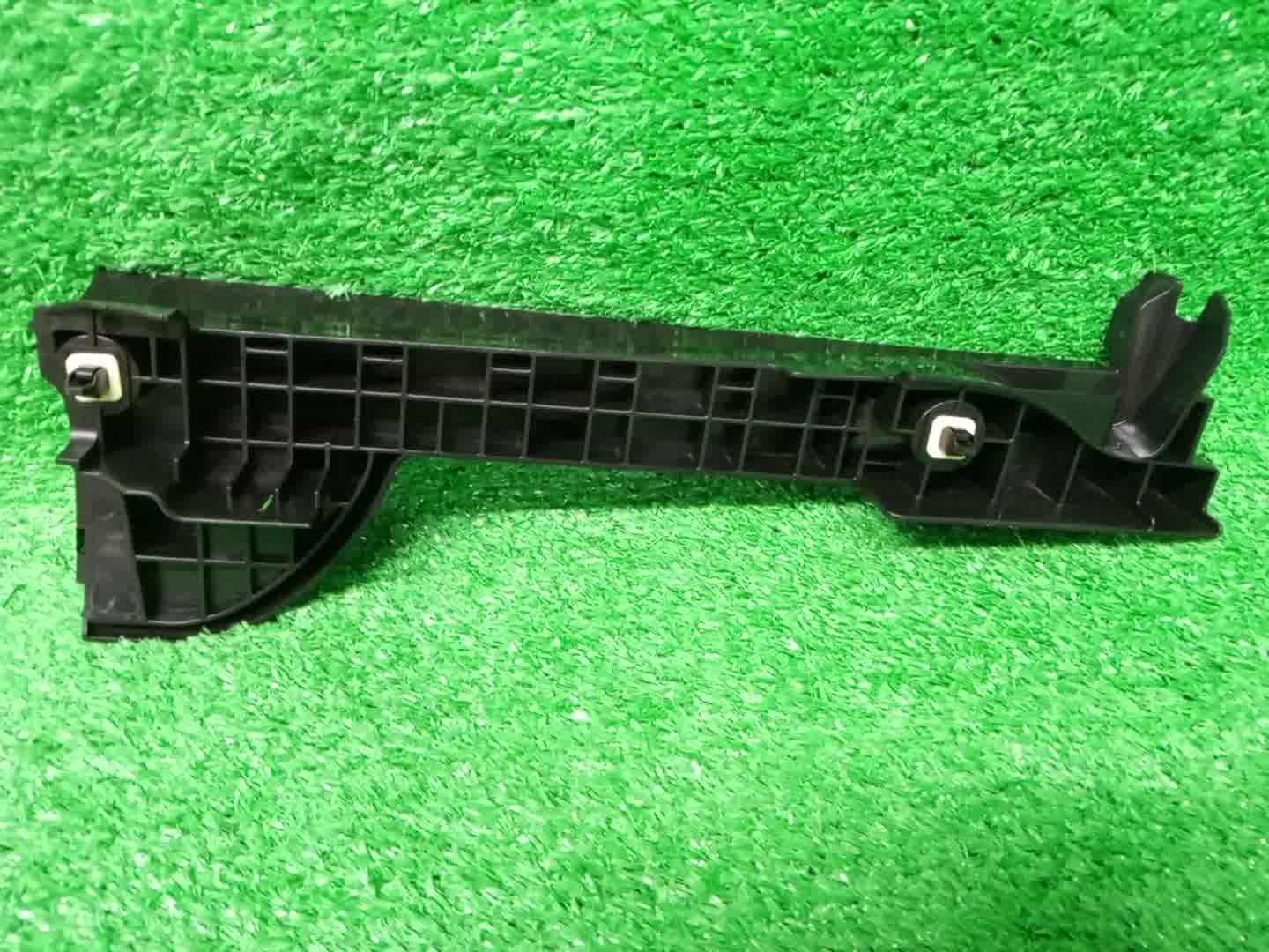 Крепление бампера правое переднее TOYOTA HIACE KDH200 52115-26102 3 ракурс