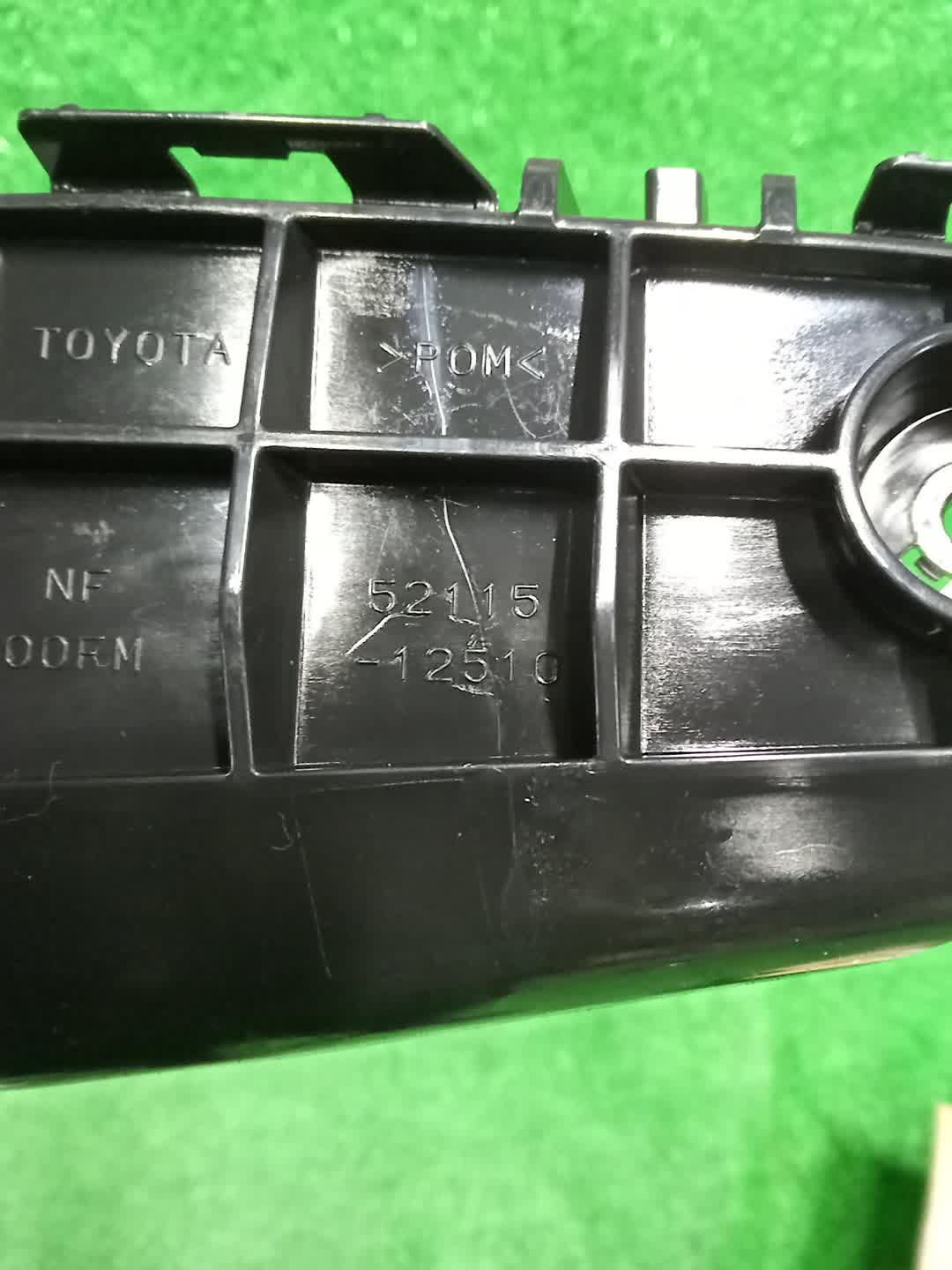 Крепление бампера правое переднее TOYOTA COROLLA FIELDER NZE164G 52115-12510 3 ракурс