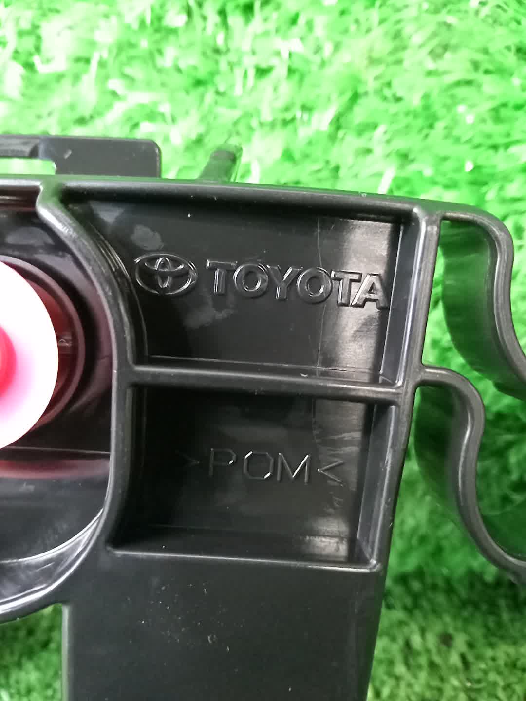 Крепление бампера правое заднее TOYOTA VOXY MZRA90W 52575-V1010 4 ракурс