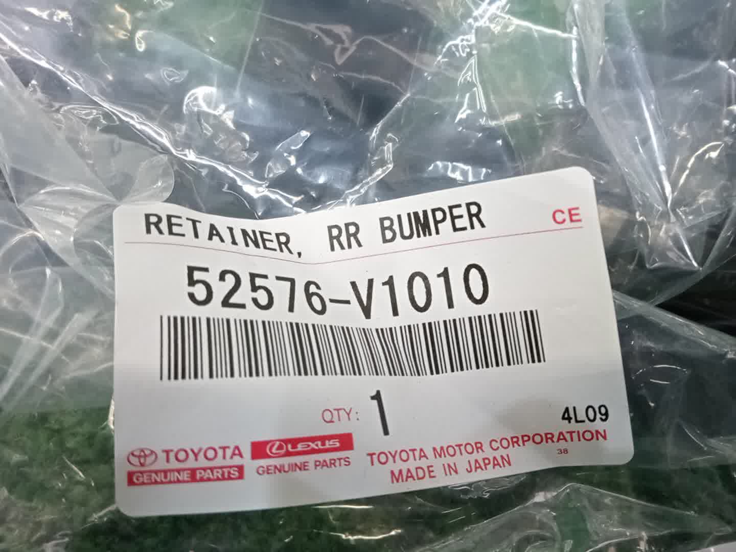 Крепление бампера левое заднее TOYOTA VOXY MZRA90W 52576-V1010 1 ракурс