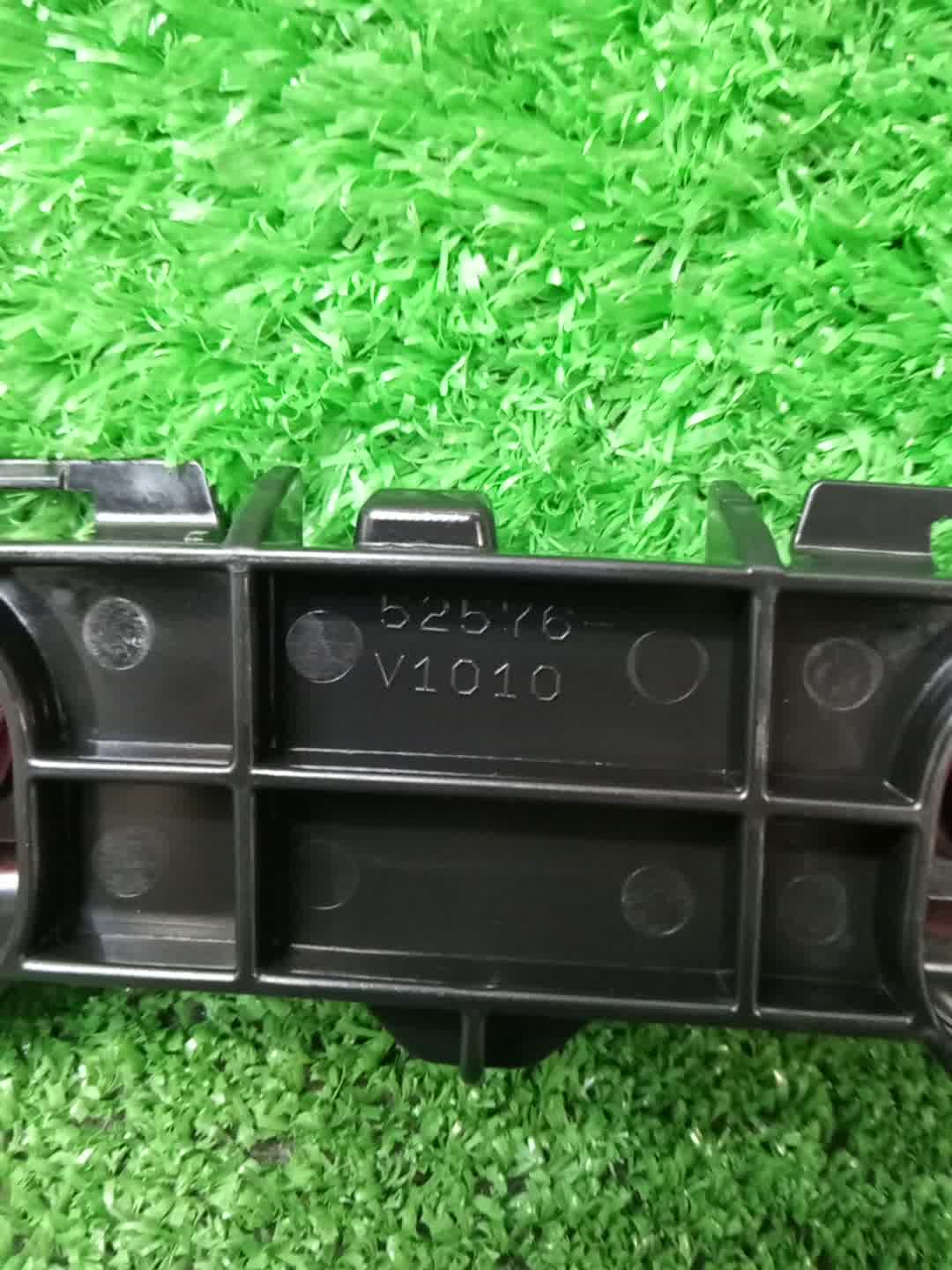 Крепление бампера левое заднее TOYOTA VOXY MZRA90W 52576-V1010 3 ракурс