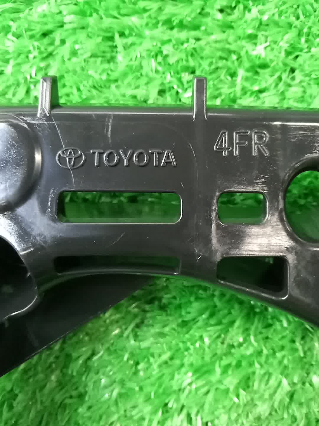 Крепление бампера правое переднее TOYOTA COROLLA ZRE212 52115-12480 3 ракурс Крепление бампера правое переднее TOYOTA COROLLA ZRE212 52115-12480 3 ракурс