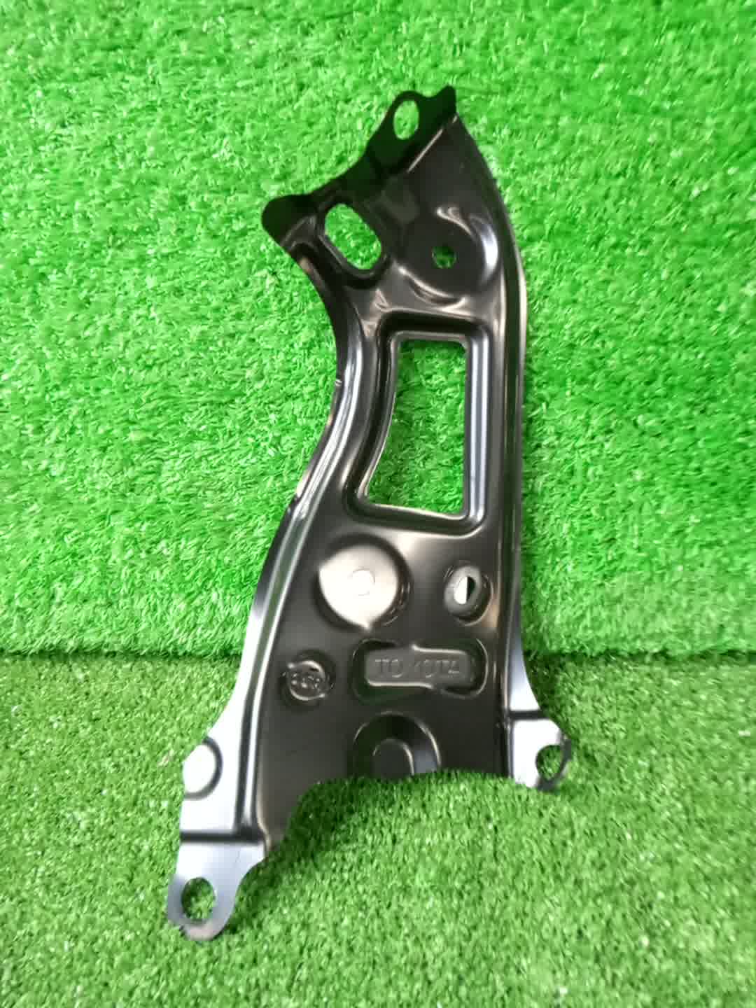 Крепление бампера правое переднее TOYOTA COROLLA ZWE211 53831-12360 4 ракурс