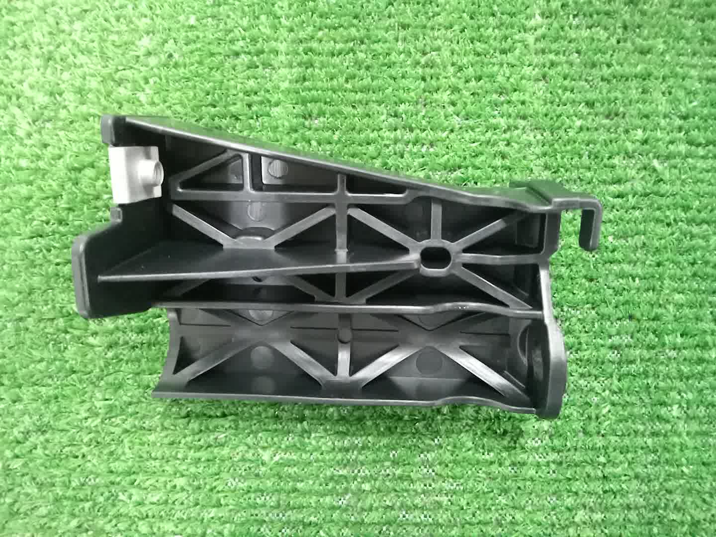 Крепление бампера левое переднее TOYOTA HILUX GUN125 52676-0K010 2 ракурс