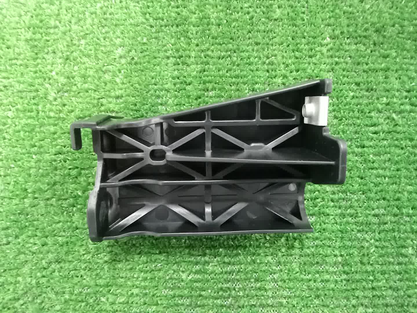 Крепление бампера правое переднее TOYOTA HILUX GUN125 52675-0K010 2 ракурс