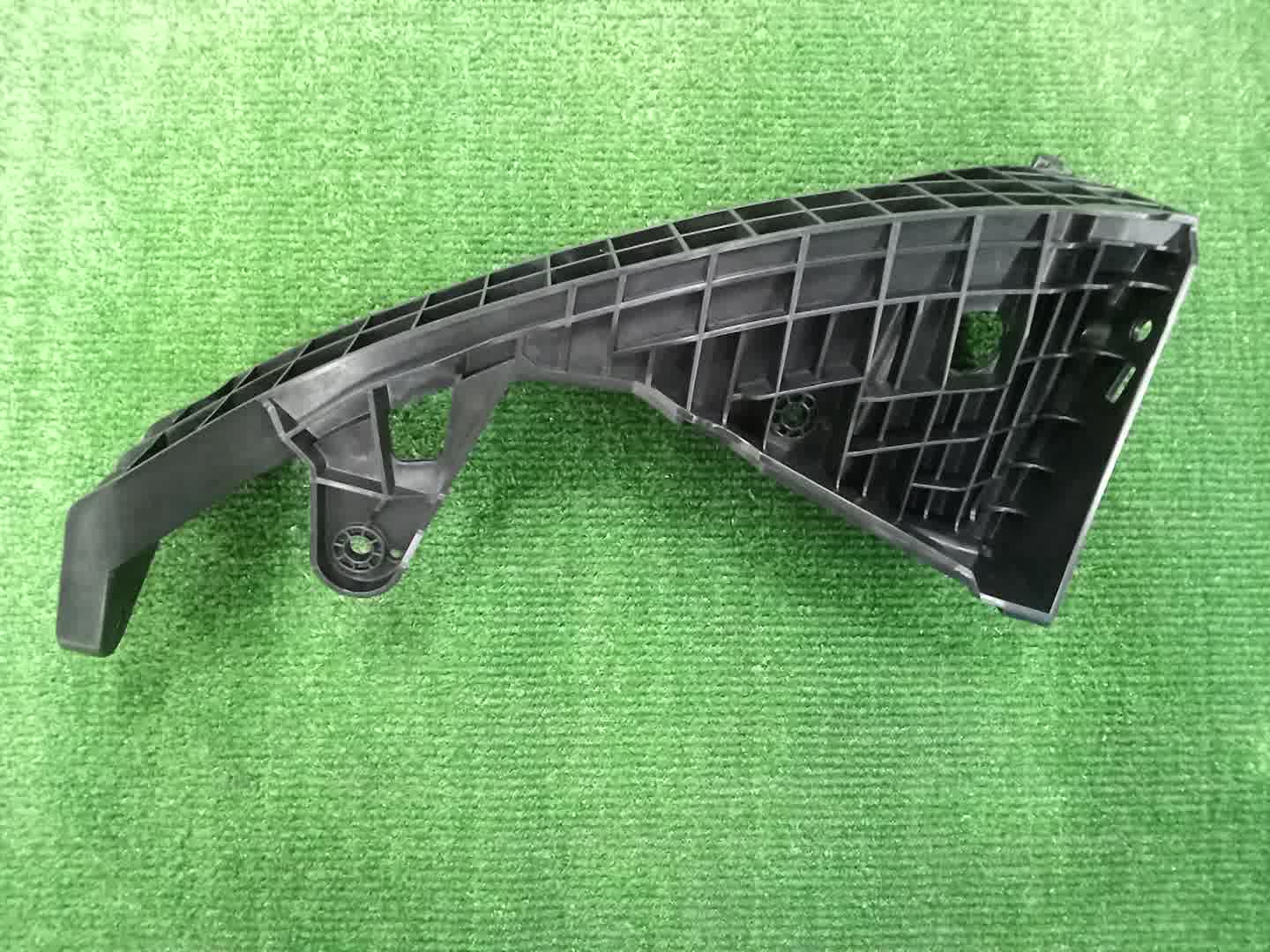 Крепление бампера правое переднее HONDA VEZEL RV6 71240-3M0-000 2 ракурс