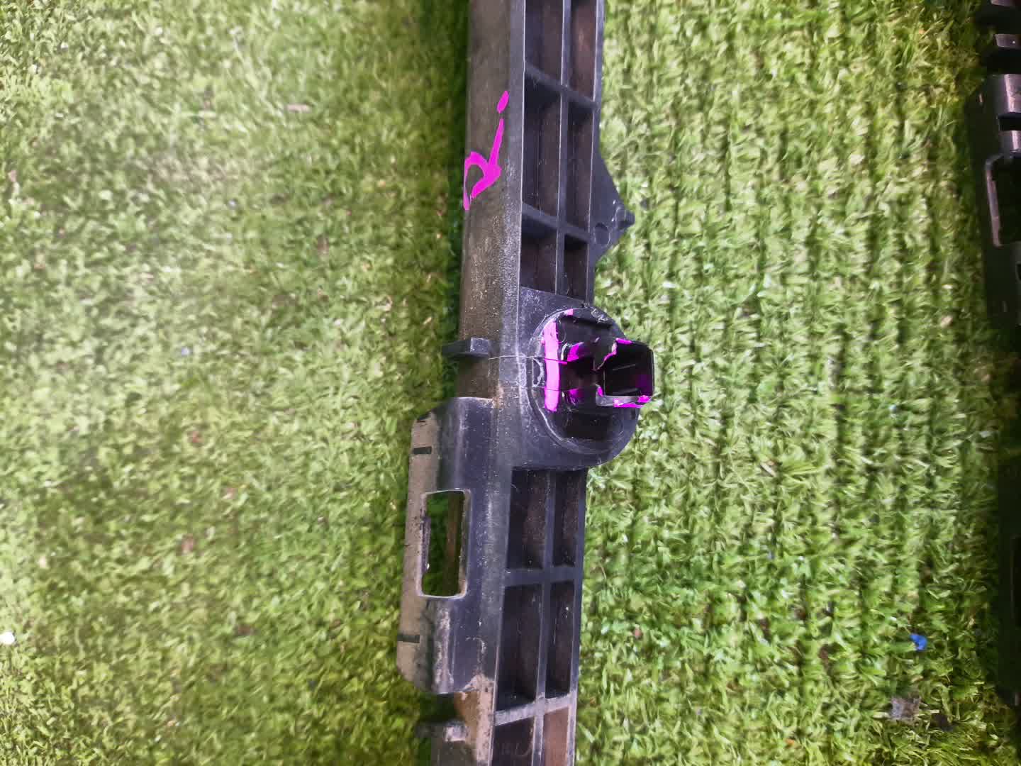 Крепление бампера правое заднее TOYOTA SAI AZK10 52575-75010 2 ракурс