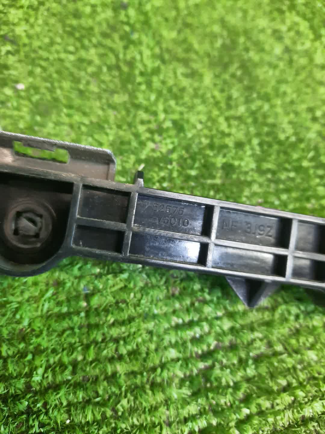 Крепление бампера правое заднее TOYOTA SAI AZK10 52575-75010 4 ракурс
