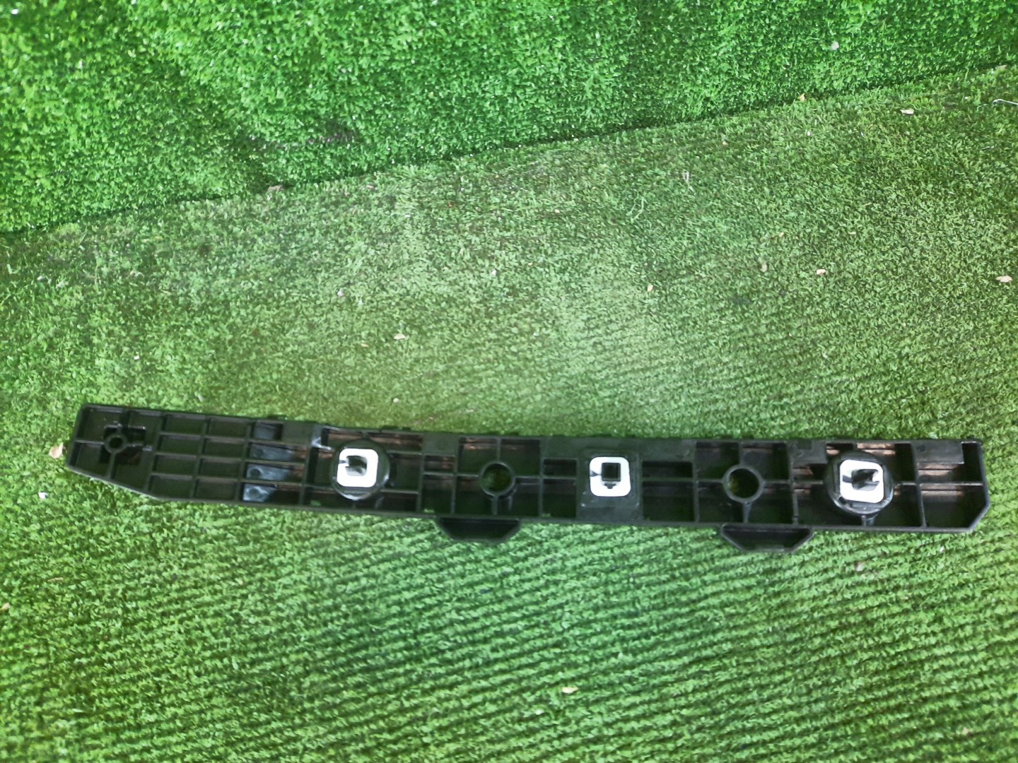 Крепление бампера правое заднее NISSAN X-TRAIL T33 85220-6RA0B 2 ракурс