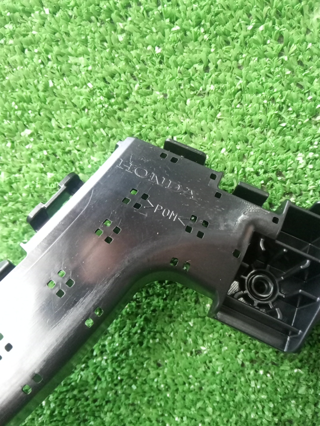 Крепление бампера правое заднее HONDA ZR-V RZ3 71630-3W0-A01 3 ракурс