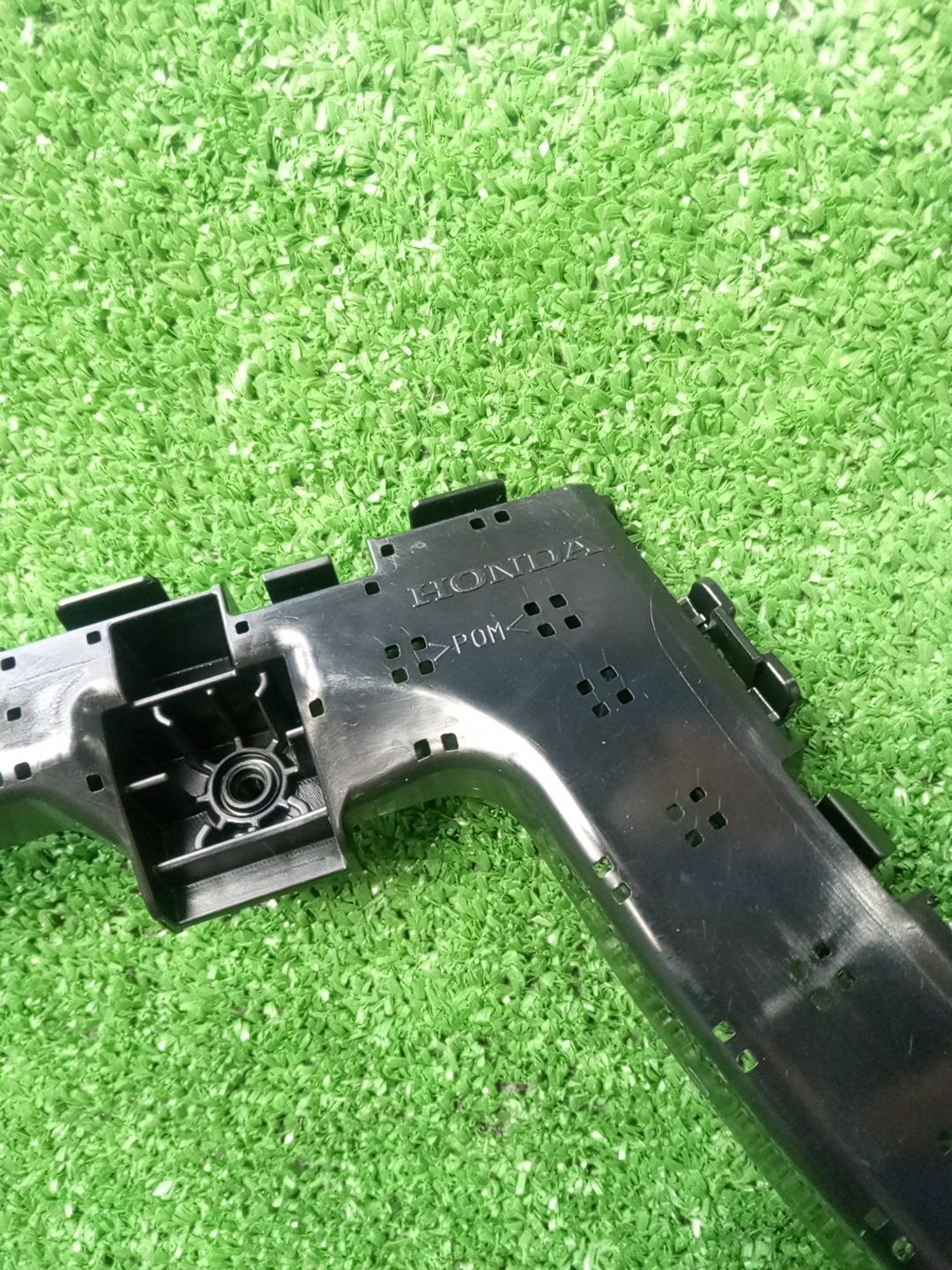 Крепление бампера левое заднее HONDA ZR-V RZ3 71680-3W0-A01 3 ракурс