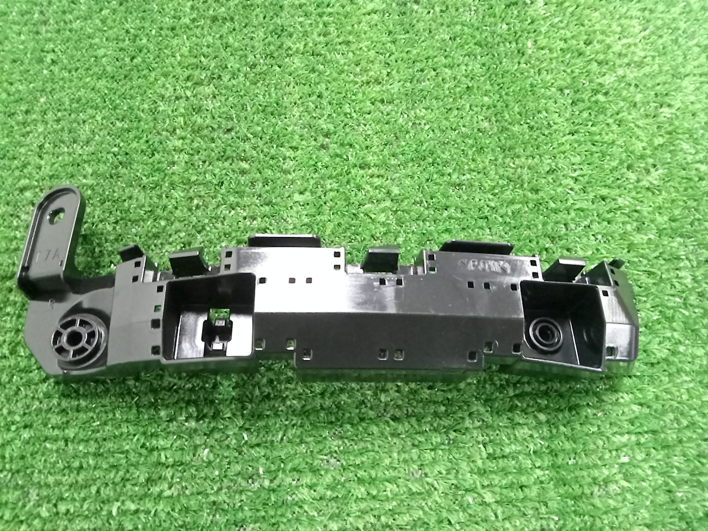 Крепление бампера правое переднее HONDA VEZEL RU1 71193-T7A-J00 1 ракурс