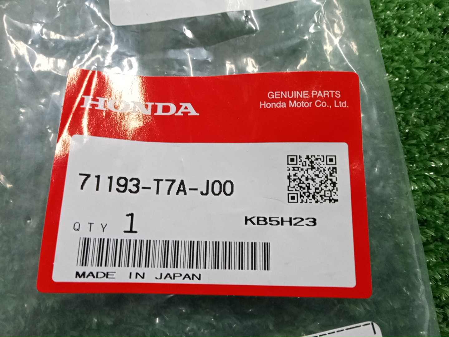 Крепление бампера правое переднее HONDA VEZEL RU1 71193-T7A-J00 3 ракурс