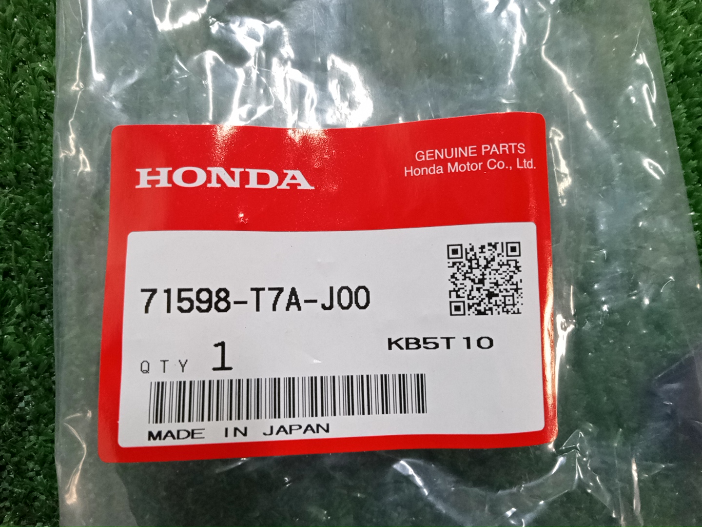 Крепление бампера левое заднее HONDA VEZEL RU1 71598-T7A-J00 3 ракурс