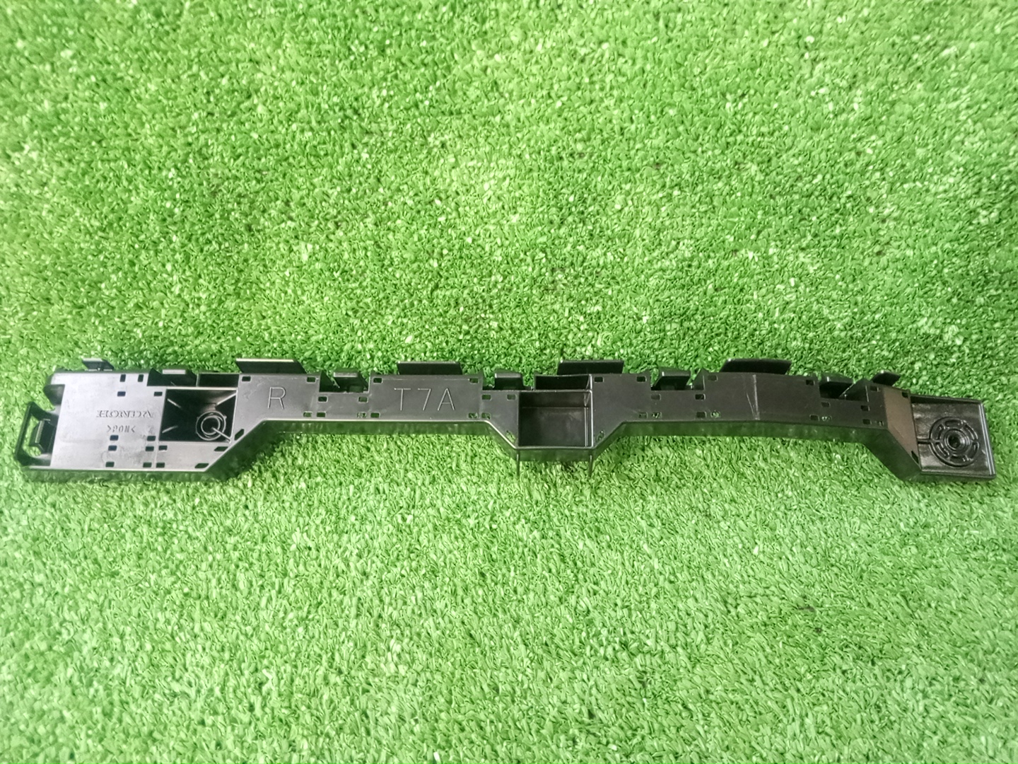 Крепление бампера правое заднее HONDA VEZEL RU1 71593-T7A-J00 1 ракурс