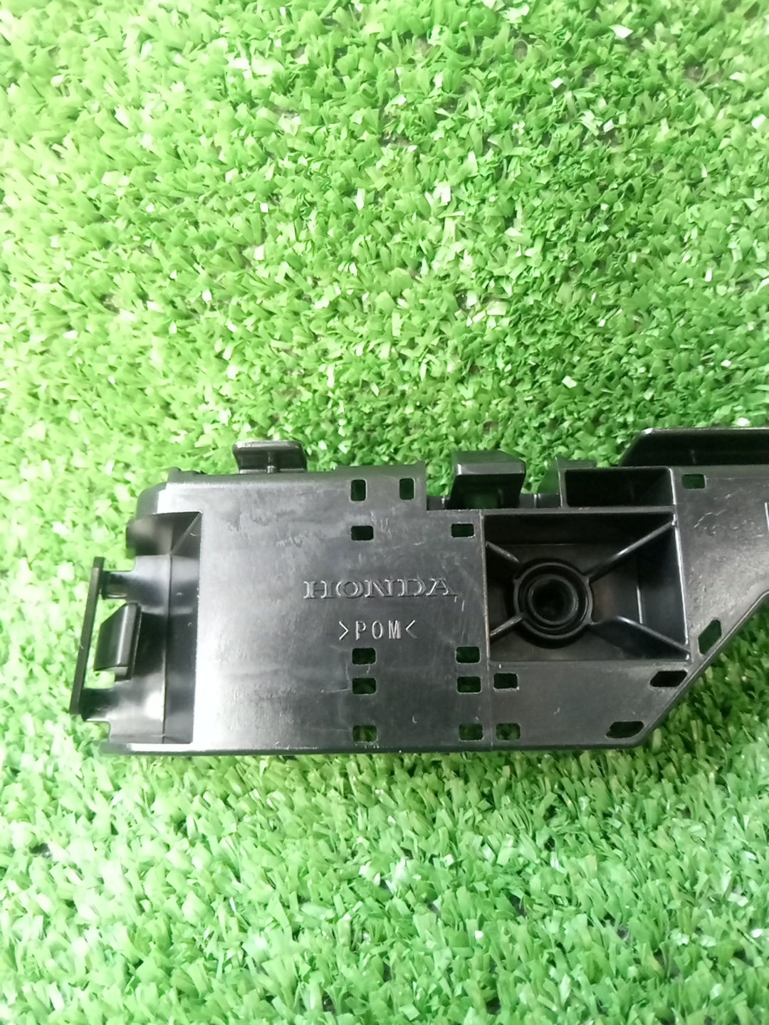 Крепление бампера правое заднее HONDA VEZEL RU1 71593-T7A-J00 2 ракурс