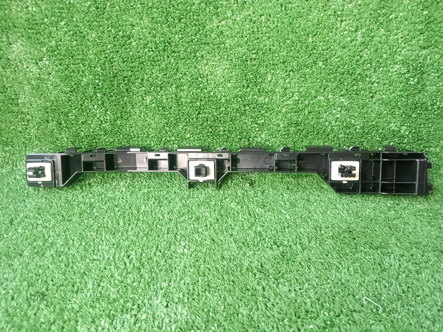 Крепление бампера правое заднее HONDA VEZEL RU1 71593-T7A-J00 3 ракурс