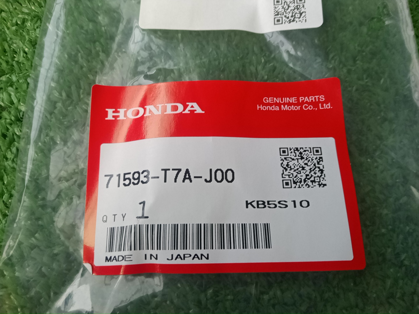 Крепление бампера правое заднее HONDA VEZEL RU1 71593-T7A-J00 4 ракурс