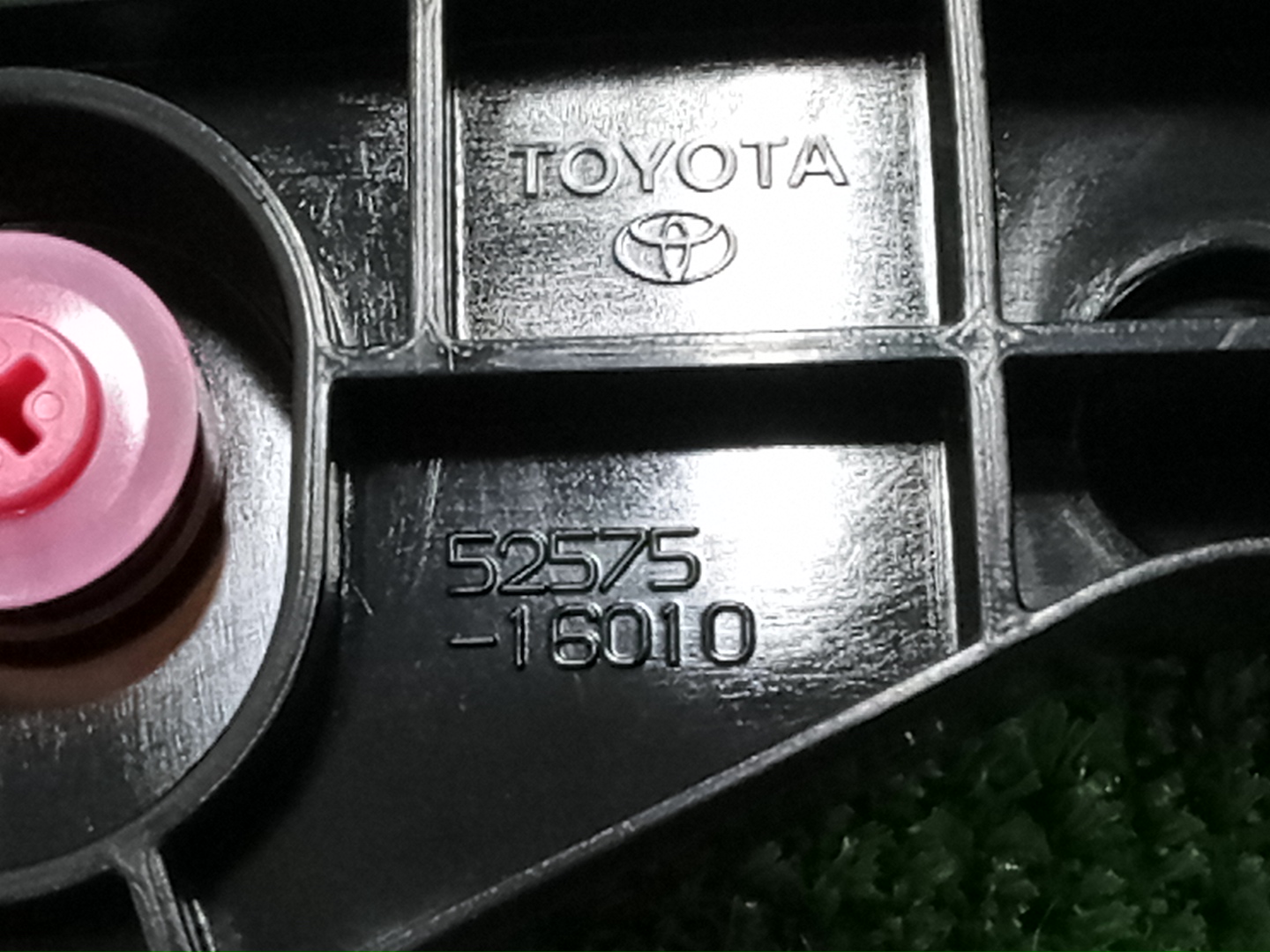 Крепление бампера правое заднее TOYOTA COROLLA CROSS MXGA10 52575-16010 3 ракурс