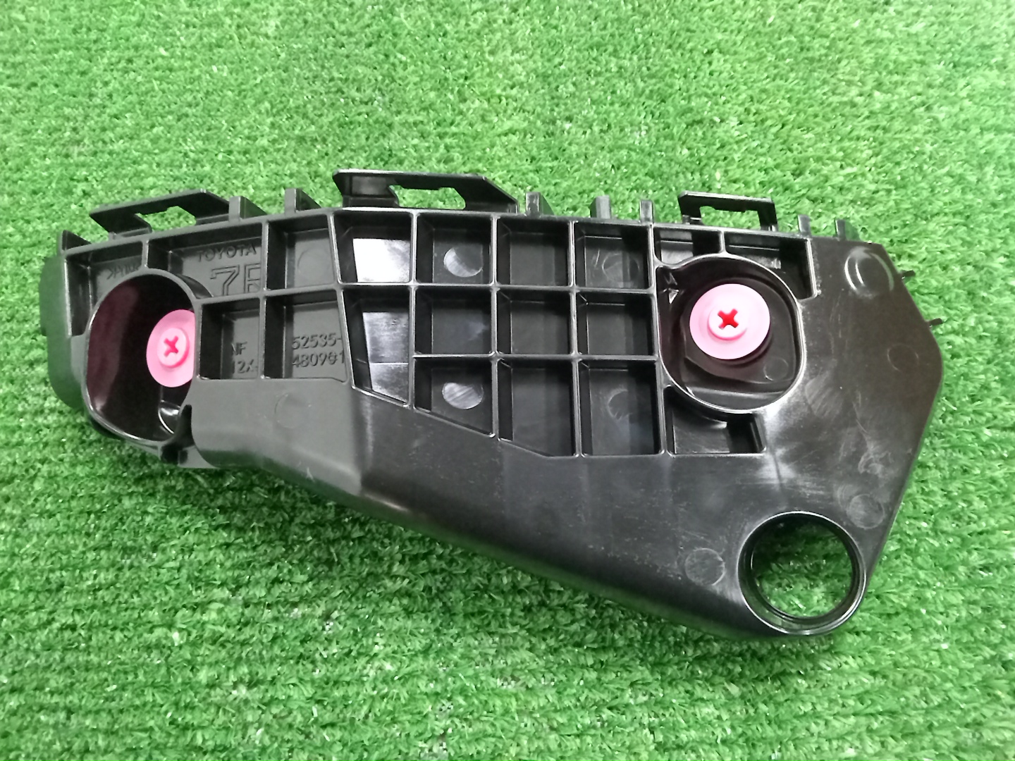 Крепление бампера правое переднее TOYOTA HARRIER AXUH80 52535-48090 1 ракурс