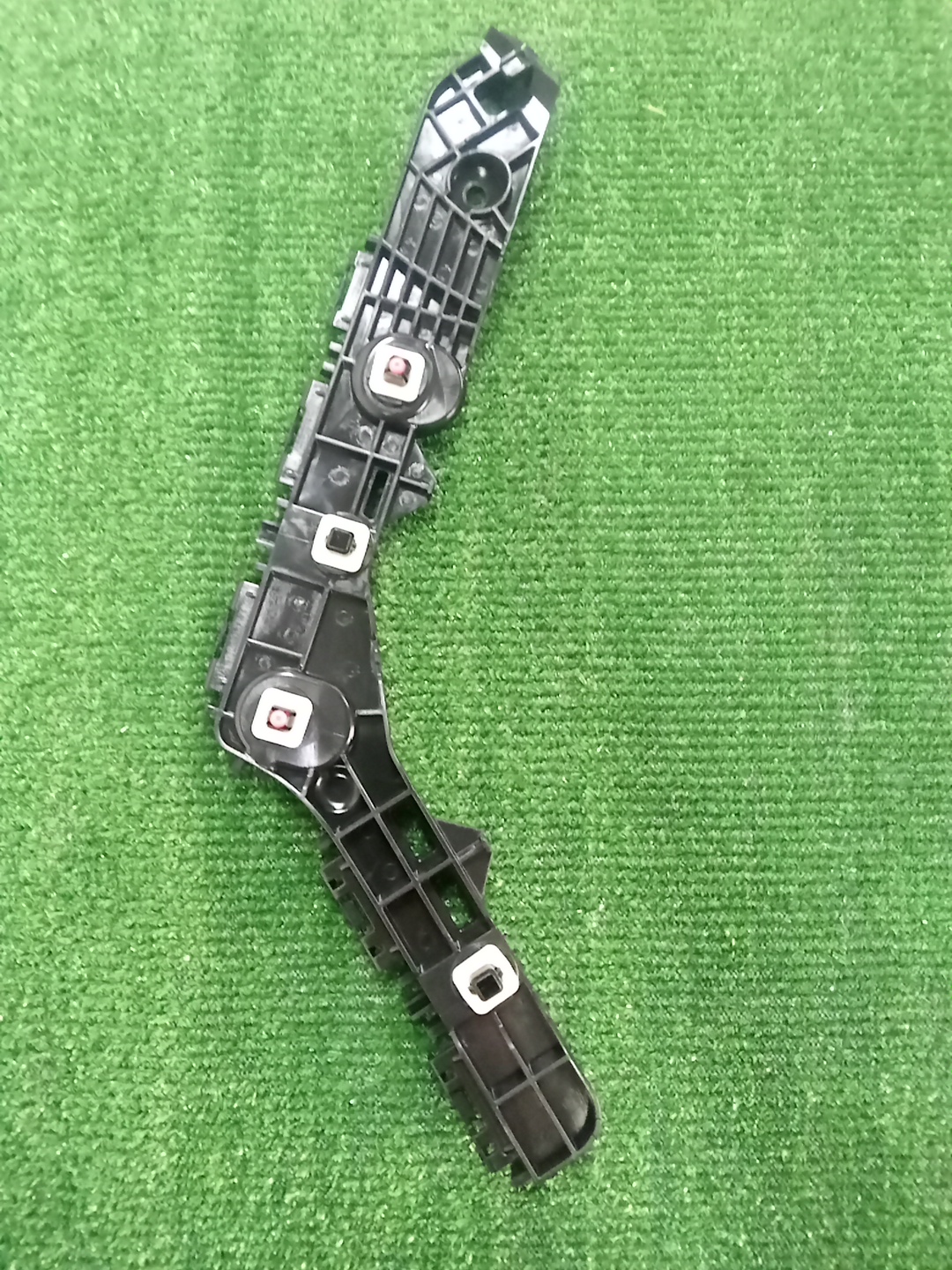 Крепление бампера левое заднее TOYOTA COROLLA CROSS MXGA10 52576-16010 2 ракурс