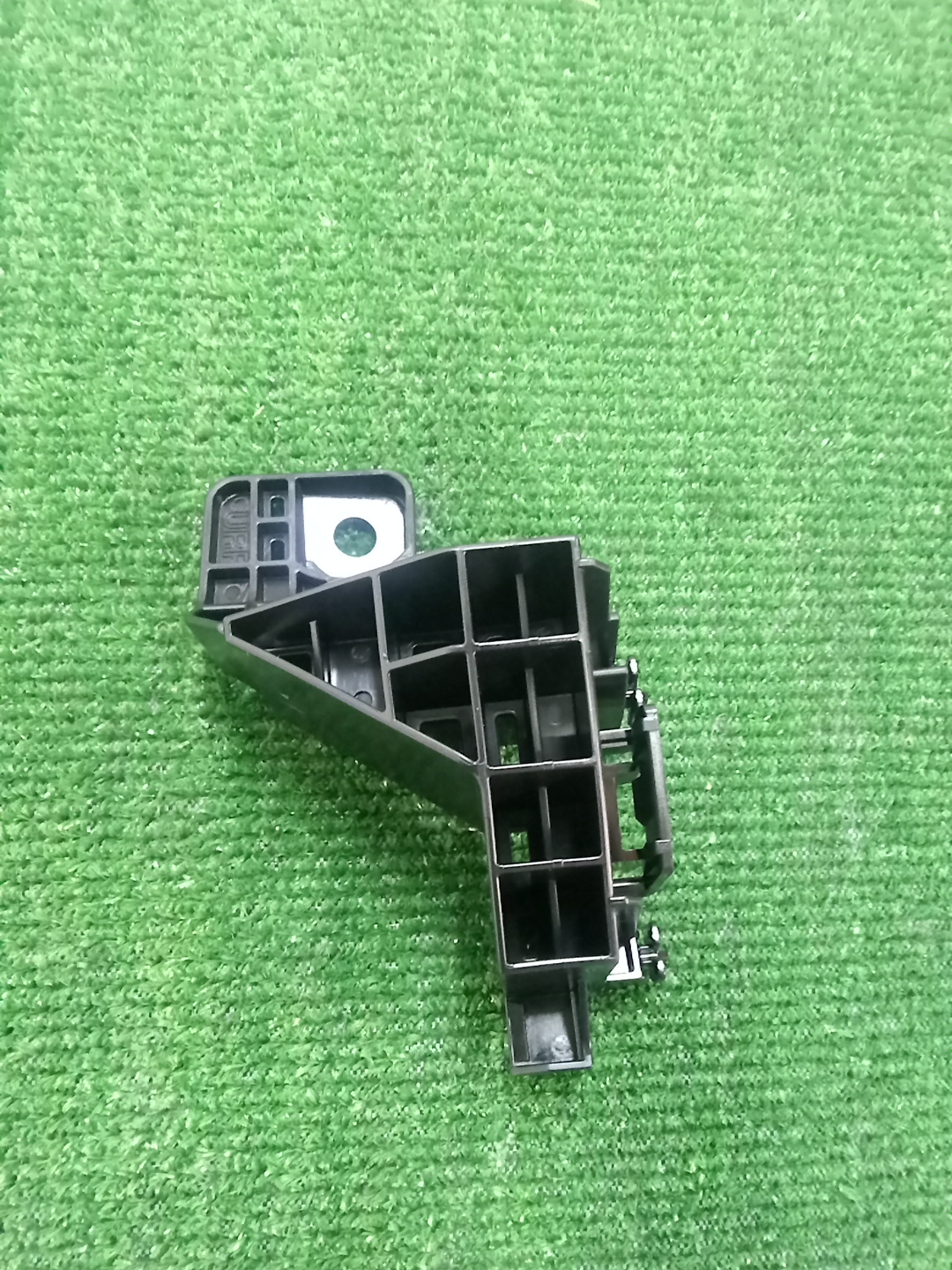 Крепление бампера правое заднее TOYOTA COROLLA CROSS ZSG10 52562-16030 1 ракурс