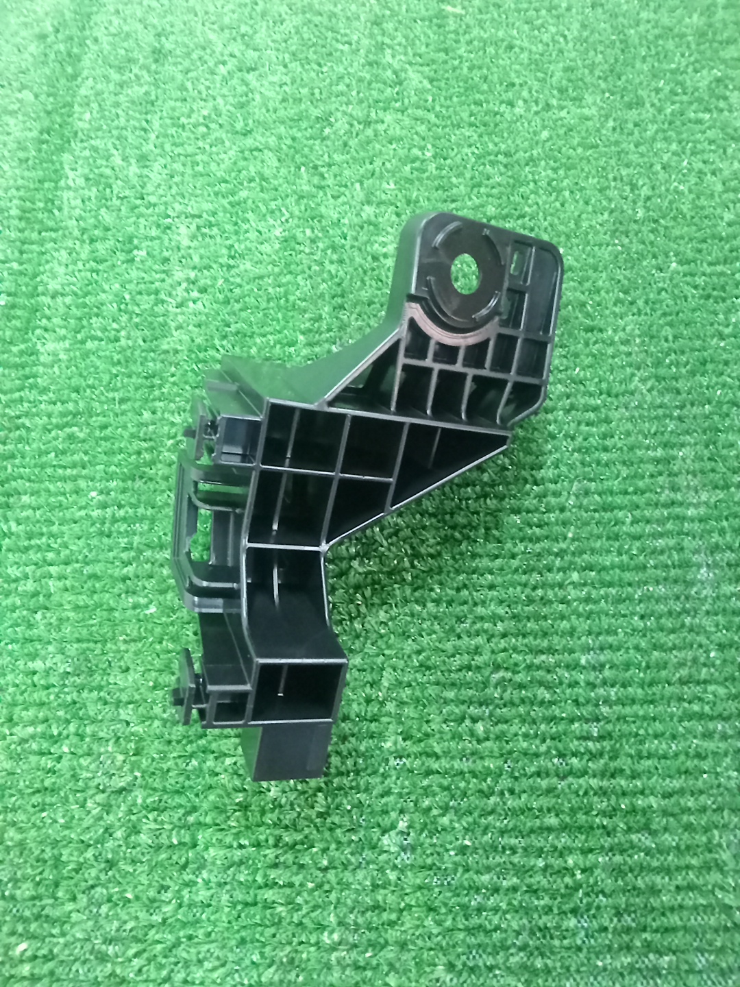 Крепление бампера правое заднее TOYOTA COROLLA CROSS ZSG10 52562-16030 2 ракурс