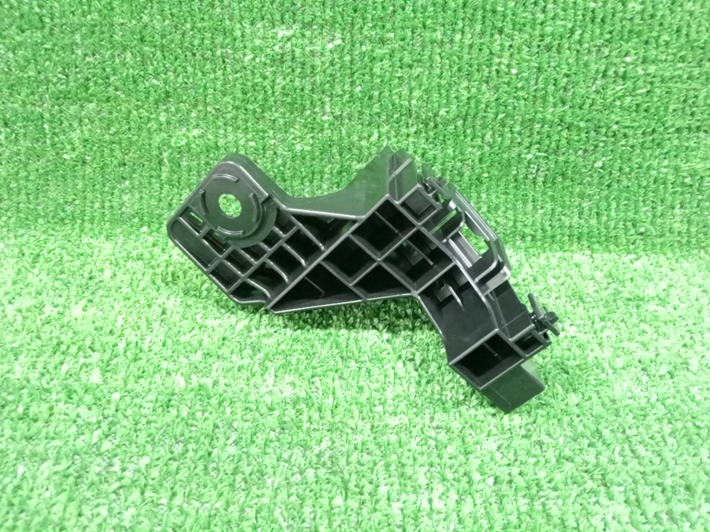 Крепление бампера левое заднее TOYOTA COROLLA CROSS ZSG10 52563-16020 1 ракурс