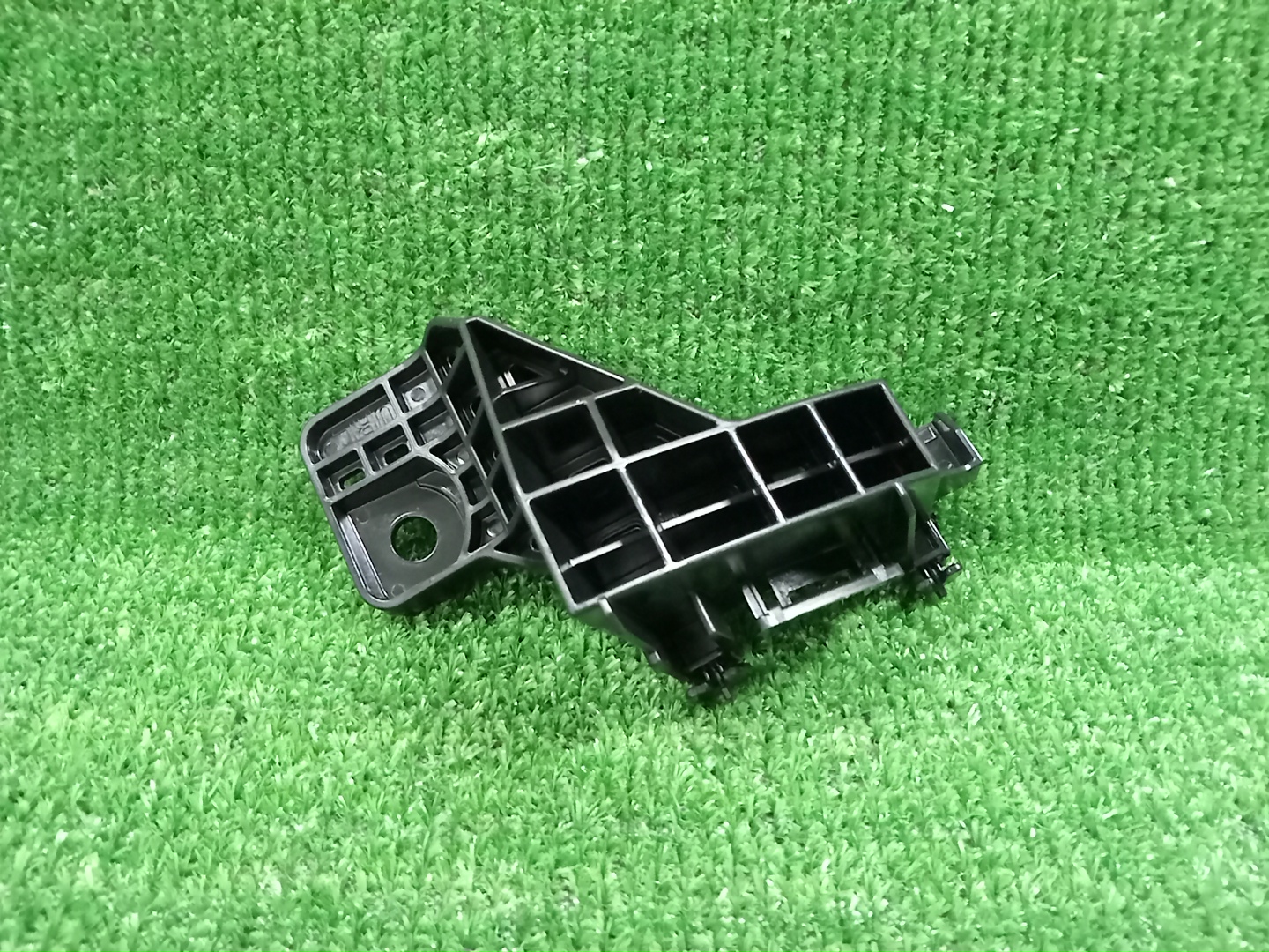 Крепление бампера левое заднее TOYOTA COROLLA CROSS ZSG10 52563-16020 2 ракурс