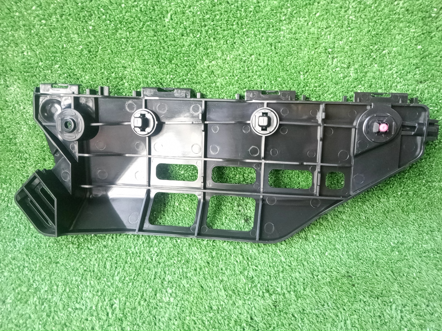 Крепление бампера правое переднее TOYOTA VOXY ZRR80G 52115-28270 2 ракурс