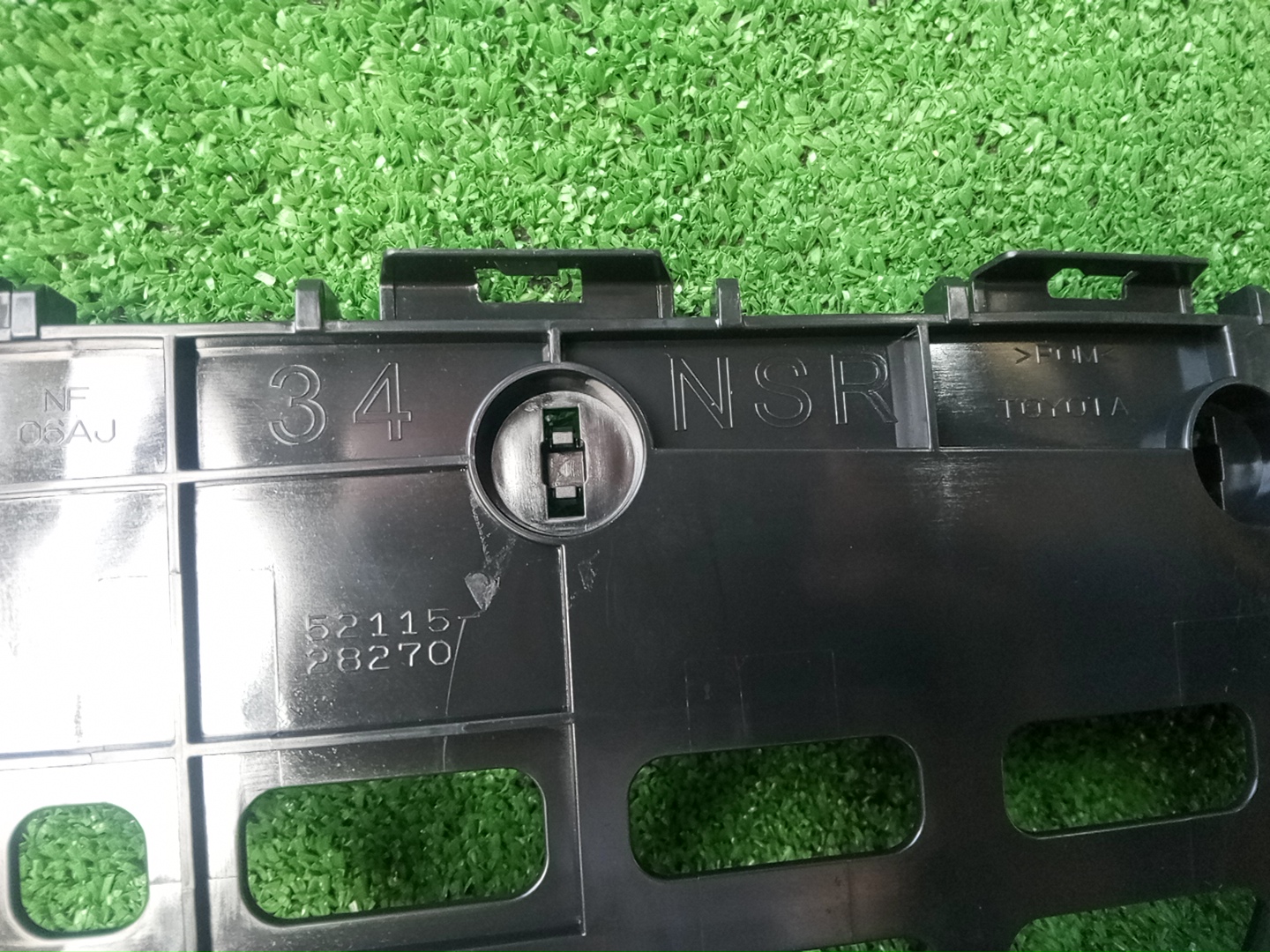 Крепление бампера правое переднее TOYOTA VOXY ZRR80G 52115-28270 3 ракурс