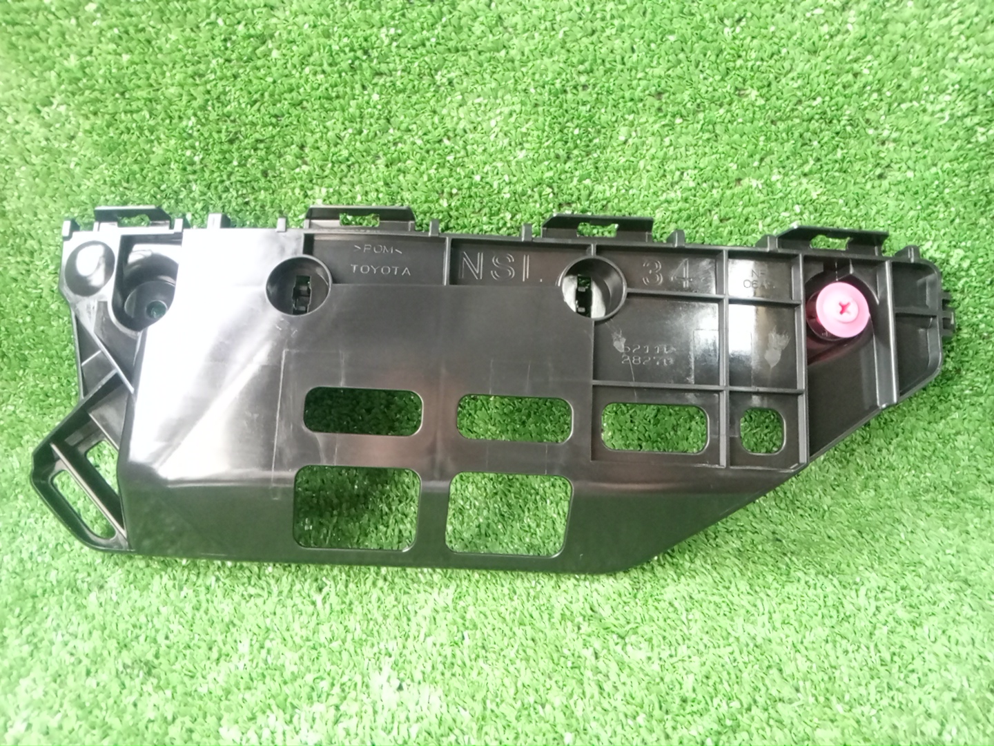 Крепление бампера левое переднее TOYOTA VOXY ZRR80G 52116-28270 1 ракурс