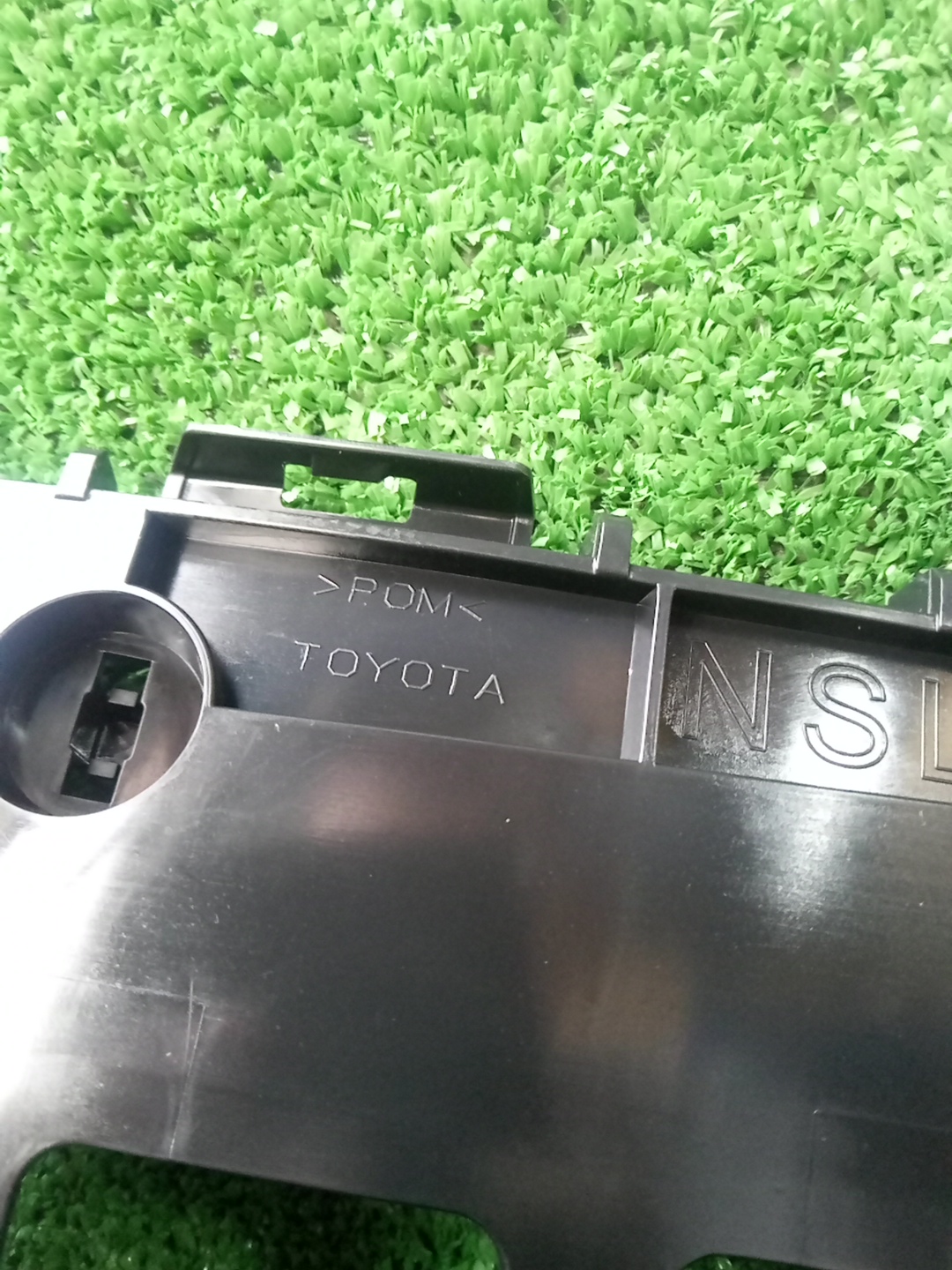Крепление бампера левое переднее TOYOTA VOXY ZRR80G 52116-28270 3 ракурс